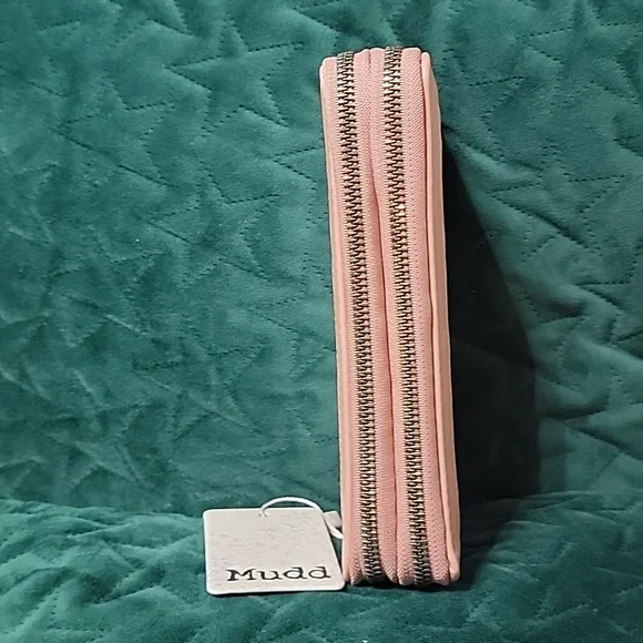 Mudd Mudd...purse👛 very elegant hands with double cream color zipper... - Picture 2 of 12